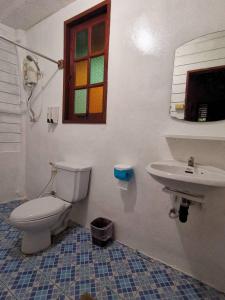 een badkamer met een toilet en een wastafel bij Romantic Time Mountain Resort in Pai