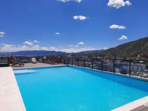 una piscina en la azotea de un edificio con vistas en Adriana GR Alquileres Temporarios en Villa Carlos Paz