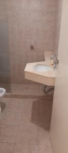 een badkamer met een wastafel en een toilet bij Monoambiente para descanso o trabajo in Resistencia