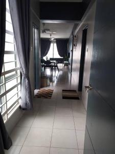 - un couloir avec vue sur une salle à manger dans l'établissement Hanis Homestay De Bangi, à Kajang