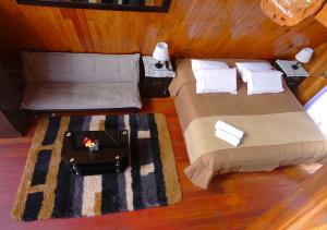 een woonkamer met 2 bedden bij Kusi Lodge in Oxapampa