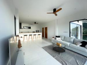 uma sala de estar com um sofá e uma mesa em Infinity Villa em Salad Beach