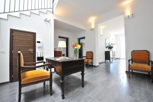 an office with a desk and chairs in a hallway at Case Mistretta in Altavilla Milicia