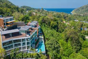 una vista aerea di un edificio alberato di Sea View Duplex per 5 in The Blue Point 88 Residence near Patong and Paradise Beach a Patong Beach