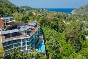 eine Luftansicht eines Gebäudes in den Bäumen in der Unterkunft Sea View Duplex per 5 in The Blue Point 88 Residence near Patong and Paradise Beach in Patong Beach