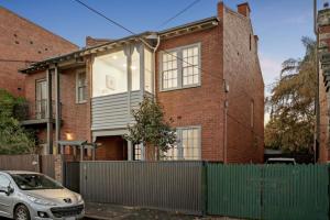 een huis met een auto ervoor geparkeerd bij NEWLY RENOVATED LARGE 3.5 BDRM HOUSE! BEST OF MELB in Melbourne