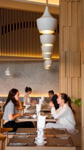 een groep mensen aan een tafel in een restaurant bij Estrella Boutique Hotel in Da Nang