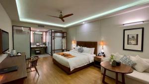 Kaoh Sdachにある七星海快乐主屋度假酒店のベッドルーム1室(ベッド1台付)、リビングルームが備わります。
