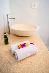 - deux serviettes sur un comptoir avec lavabo dans l'établissement The babakan accommodations, à Sidemen