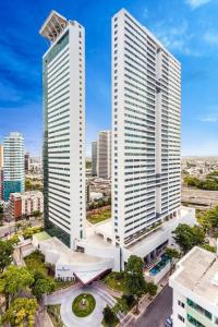 due alti edifici bianchi in una città di BEACH CLASS RECIFE BOA VIAGEM FLAT ANDAR ALTO a Recife