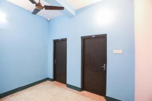 2 puertas en una habitación con paredes azules y techo en OYO Flagship PG Guest House, en Tangra