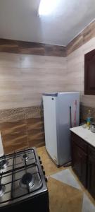eine Küche mit einem Herd und einem Kühlschrank in der Unterkunft 3 bedrooms apartment, Wi-Fi, in the quitest district in Assuan