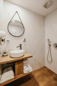 La salle de bains est pourvue d'un lavabo et d'un miroir. dans l'établissement SPA Hotel Green Park, à Garmen