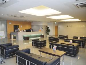 uma sala de espera com cadeiras e mesas num hospital em Castle Inn Toyokawa em Toyokawa