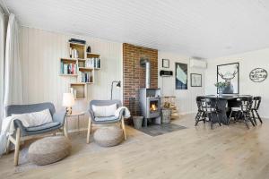 - un salon avec une cheminée, une table et des chaises dans l'établissement Solsorten, à Hasle