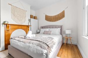 una camera con letto e testiera in legno di Tranquil Launceston Getaway - You'll fall in love! a Launceston