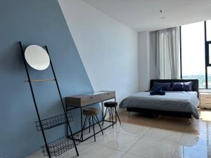 um quarto com uma cama e uma secretária. em ITCC Manhattan Suites by Stay In 5-6pax em Donggongon