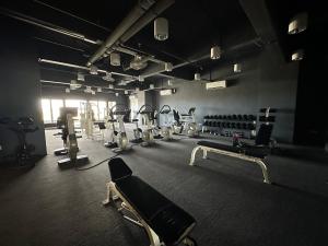 een fitnessruimte met verschillende loopbanden en machines in een kamer bij ITCC Manhattan Suites by Stay In 5-6pax in Donggongon