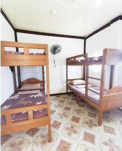 Ένα ή περισσότερα κρεβάτια σε δωμάτιο στο Seaside Hostel Malapascua