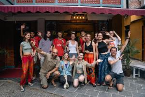 een groep mensen die poseren voor een foto voor een gebouw bij Kwabahal Boutique Hostel in Kathmandu