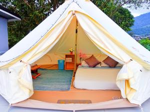 ein weißes Zelt mit einem Bett darin in der Unterkunft ภูลังกาซีวิว in Ban Sakoen