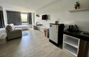 a room with a kitchen and a living room at Aston Residence Hatyai in Ban Thung Ngai