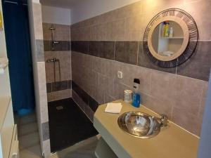 ブール・マダムにあるAppartement de vacances en cerdagneの洗面台と鏡付きシャワーを備えたバスルーム +18枚の写真