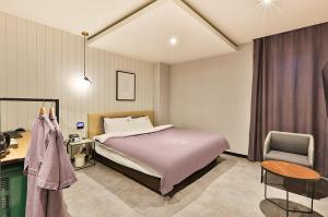 Postel nebo postele na pokoji v ubytování Brown Dot Hotel Jeonggwan