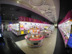 uma loja com muitos jogos de arcada em exposição em Castle Inn Toyokawa em Toyokawa