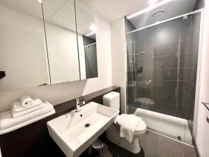 Ένα μπάνιο στο Readyset Apartments at Midtown