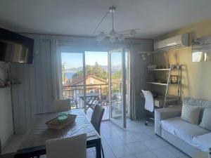 Grosseto-PrugnaAppartement cosy, vue mer à 5 min à pied de la mer的一间带桌子的客厅和一个阳台