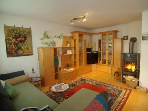 ein Wohnzimmer mit einem Sofa und einem Kamin in der Unterkunft Great holiday home in Hippach with sunny terrace in Hippach