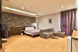 Postel nebo postele na pokoji v ubytování Brown Dot Hotel Jeonggwan