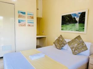 1 dormitorio con 1 cama y una foto en la pared en Paragua House, en Taytay