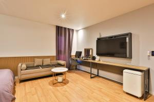 TV a/nebo společenská místnost v ubytování Brown Dot Hotel Jeonggwan