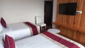A bed or beds in a room at Hotel Smarak