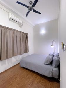 1 dormitorio con 1 cama y ventilador de techo en NEW Comfy 2BR Suites @ KLCC View / Wi-Fi / MRT en Kuala Lumpur