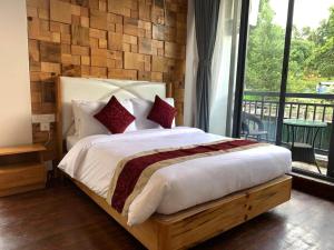 A bed or beds in a room at Hotel Smarak