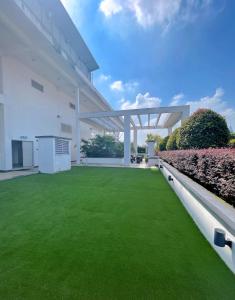 un patio trasero vacío con césped verde en NEW Comfy 2BR Suites @ KLCC View / Wi-Fi / MRT en Kuala Lumpur
