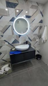 baño con lavabo y espejo en la pared en Georgia, en Tiflis