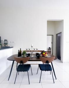 cocina con mesa de comedor y sillas en NEW Comfy 2BR Suites @ KLCC View / Wi-Fi / MRT en Kuala Lumpur