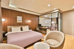 Postel nebo postele na pokoji v ubytování Brown Dot Hotel Jeonggwan
