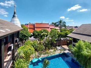 Blick auf ein Resort mit Pool und Gebäude in der Unterkunft Arun Rawee อรุณ รวี in Chiang Mai