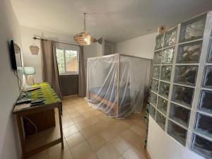 una habitación con una mesa y una tienda en ella en La Cabane du Pêcheur Atlantic Evasion, en Dakar