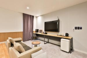 TV a/nebo společenská místnost v ubytování Brown Dot Hotel Jeonggwan