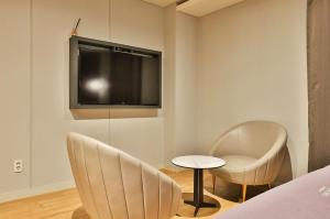 TV a/nebo společenská místnost v ubytování Brown Dot Hotel Jeonggwan