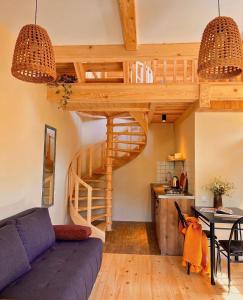 - un salon avec un canapé et un escalier en colimaçon dans l'établissement Hotel Borjomi Verde, à Bordjomi