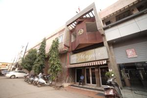 a building with motorcycles parked in front of it at Hotel Mayur in Rāj Nāndgaon