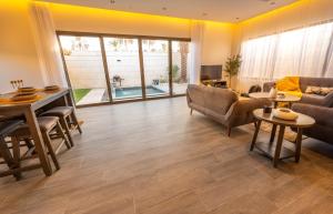 a living room with a couch and a table at منتجع كالوتارا in Banī Ma‘n