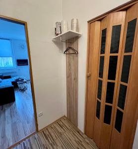 um quarto com uma porta de madeira e uma sala de estar em Apartmán Znojmo 1+1 em Znojmo